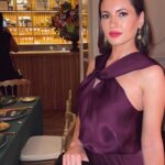 Ivana Baquero Instagram - Happy holiday season, and wishing you a huge slice of happiness this new year! 🥂 ¡Os deseo muy felices fiestas y entrada del año nuevo! 🥂 Aprovecho para dejar esto por aquí, porque hace unas semanas asistí a una velada que me hizo especial ilusión. Gracias @guerlain y @mariaa.borras por organizar una cena tan especial. Acabé la noche con la barriga y el corazón lleno 🖤 Conjunto: @coosyofficial Bolso: @thesantofficial Pendientes: @mdepaulet MU&H: @nachofernandezr y @emalarice de la mano de @guerlain
