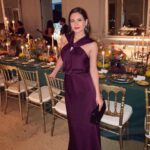 Ivana Baquero Instagram - Happy holiday season, and wishing you a huge slice of happiness this new year! 🥂 ¡Os deseo muy felices fiestas y entrada del año nuevo! 🥂 Aprovecho para dejar esto por aquí, porque hace unas semanas asistí a una velada que me hizo especial ilusión. Gracias @guerlain y @mariaa.borras por organizar una cena tan especial. Acabé la noche con la barriga y el corazón lleno 🖤 Conjunto: @coosyofficial Bolso: @thesantofficial Pendientes: @mdepaulet MU&H: @nachofernandezr y @emalarice de la mano de @guerlain