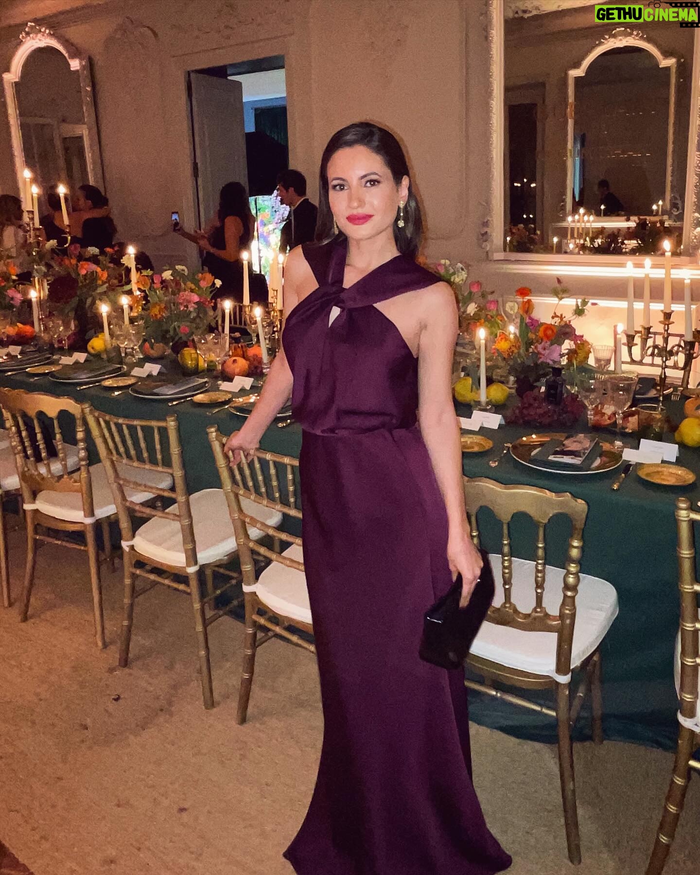 Ivana Baquero Instagram - Happy holiday season, and wishing you a huge slice of happiness this new year! 🥂 ¡Os deseo muy felices fiestas y entrada del año nuevo! 🥂 Aprovecho para dejar esto por aquí, porque hace unas semanas asistí a una velada que me hizo especial ilusión. Gracias @guerlain y @mariaa.borras por organizar una cena tan especial. Acabé la noche con la barriga y el corazón lleno 🖤 Conjunto: @coosyofficial Bolso: @thesantofficial Pendientes: @mdepaulet MU&H: @nachofernandezr y @emalarice de la mano de @guerlain