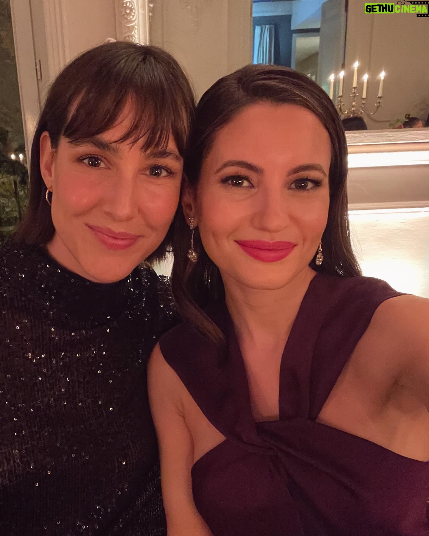 Ivana Baquero Instagram - Happy holiday season, and wishing you a huge slice of happiness this new year! 🥂 ¡Os deseo muy felices fiestas y entrada del año nuevo! 🥂 Aprovecho para dejar esto por aquí, porque hace unas semanas asistí a una velada que me hizo especial ilusión. Gracias @guerlain y @mariaa.borras por organizar una cena tan especial. Acabé la noche con la barriga y el corazón lleno 🖤 Conjunto: @coosyofficial Bolso: @thesantofficial Pendientes: @mdepaulet MU&H: @nachofernandezr y @emalarice de la mano de @guerlain