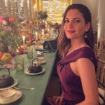 Ivana Baquero Instagram - Happy holiday season, and wishing you a huge slice of happiness this new year! 🥂 ¡Os deseo muy felices fiestas y entrada del año nuevo! 🥂 Aprovecho para dejar esto por aquí, porque hace unas semanas asistí a una velada que me hizo especial ilusión. Gracias @guerlain y @mariaa.borras por organizar una cena tan especial. Acabé la noche con la barriga y el corazón lleno 🖤 Conjunto: @coosyofficial Bolso: @thesantofficial Pendientes: @mdepaulet MU&H: @nachofernandezr y @emalarice de la mano de @guerlain