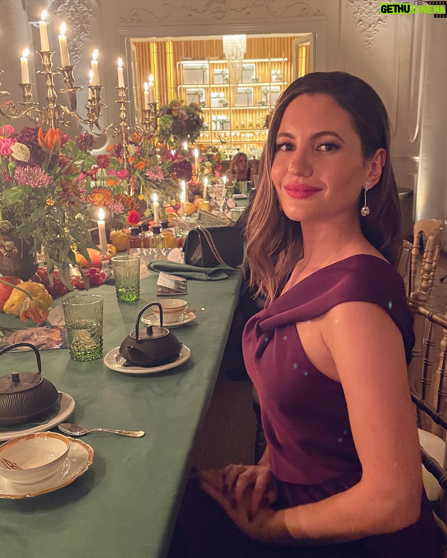 Ivana Baquero Instagram - Happy holiday season, and wishing you a huge slice of happiness this new year! 🥂 ¡Os deseo muy felices fiestas y entrada del año nuevo! 🥂 Aprovecho para dejar esto por aquÃ, porque hace unas semanas asistà a una velada que me hizo especial ilusión. Gracias @guerlain y @mariaa.borras por organizar una cena tan especial. Acabé la noche con la barriga y el corazón lleno 🖤 Conjunto: @coosyofficial Bolso: @thesantofficial Pendientes: @mdepaulet MU&H: @nachofernandezr y @emalarice de la mano de @guerlain