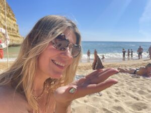 Ivana Miličević Instagram - This butterfly came for a hang at das beach!