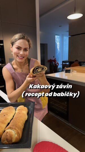 Ivana Surovcová Instagram - Slubeny recept na zavin✌🏼 Tak podme na to👩🏼‍🍳
Cesto:
1/2kg hladka a polohruba muka
3dcl mlieka
1vajce
3lyzice kryst. cukru( davame do mlieka)
3/4 kvasnic z balicka ( 1balik ma tusim 42g)
1/4 prasku do peciva
1dcl oleja
1 kavova lyzicka soli 

*vo videu som robila z 2 dávok

Do polovičnej dávky mlieka som dala sol a vajíčka, do druhej dávky lyžicu cukru a kvasnice.
Dolezite je cesto rucne miesit 20 minut. Kazda babka Vam potvrdi, ze ziaden stroj nenahradi rucne miesenie💪🏼Minimalne potrenujeme svalove partie v tejto oblasti😅
Cesto musi kysnut 4x! Dobre pocujete🤷🏼‍♀️
Po zamieseni, po rozdeleni cesta na bochniky, po rozvalkani cesta a po zatoceni uz s plnkou🙂Par minut.
Dalej je dolezite po reze nozikom ( ked rozdelujeme cesto na bochniky) zalepit  rozrezanu cast vonkajsou, tou tvrdsou. Toto sa tazko popisuje, ale verim, ze chapete😅
Plnka- kakao  krystalovy cukor( od oka, aby bolo dostatočne sladké Vám)
Plnku do zavinu nedavame az ku kraju!
Zaviny predtym ako supneme do truby potrieme olejom a prepichneme vidlickou👍🏼
 
Pečiem na 170´C cca 20minut
 Verim, ze sa Vam uz nepopraskaju a nevytecu👩🏼‍🍳Dobru chut!