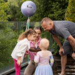 Ivana Surovcová Instagram - Naše čarovné dievčatko, dnes je tvoj veľký deň a ak by sme ti mohli dať len jeden darček, dali by sme ti možnosť aspoň na chvíľu ťa vidieť našimi očami. Aby si nikdy nezapochybovala o tom, že si láskavá. Aj keď sa rada občas na svet mračíš. Že si odvážna, aj keď sa najbezpečnejšie cítiš v mojom náručí. A najmä, že si výnimočná 💖 Možno vtedy by si najlepšie pochopila ako veľa pre nás znamenáš. Krásne narodeniny 💝 #bdaygirl