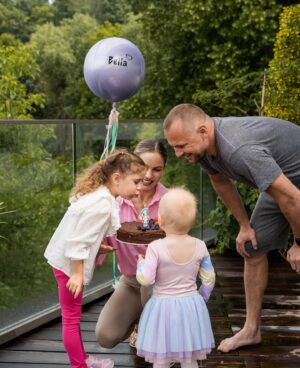 Ivana Surovcová Instagram - Naše čarovné dievčatko,

dnes je tvoj veľký deň a ak by sme ti mohli dať len jeden darček, dali by sme ti možnosť aspoň na chvíľu ťa vidieť našimi očami. 

Aby si nikdy nezapochybovala o tom, že si láskavá. Aj keď sa rada občas na svet mračíš. 

Že si odvážna, aj keď sa najbezpečnejšie  cítiš v mojom náručí. 

A najmä, že si výnimočná 💖 

Možno vtedy by si najlepšie pochopila ako veľa pre nás znamenáš. 

Krásne narodeniny 💝
#bdaygirl
