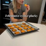 Ivana Surovcová Instagram - Zeleninovo-syrové placky zaručene pochutia každému🙃 Potrebujeme: 4ks mrkva 1/4 zeler 1 batát 5-6 lyžíc pomletých ovsených vločiek Cca 120g tvrdý syr ( pouzila som mozzarella, gouda) 2 vajíčka 1 strucik cesnaku Kurkuma, majoran, sol, mleta rasca Zeleninu a syr nastruhame. Vsetko spolu zmiesame, vytvorime placky. Potrieme olejom a šup do rúry. Pecieme 40minut na 180’C ( po 30 minutach otocime) Dobrú chuť!😋 #recepty #placky #zdraverecepty ecepty #healthyfood