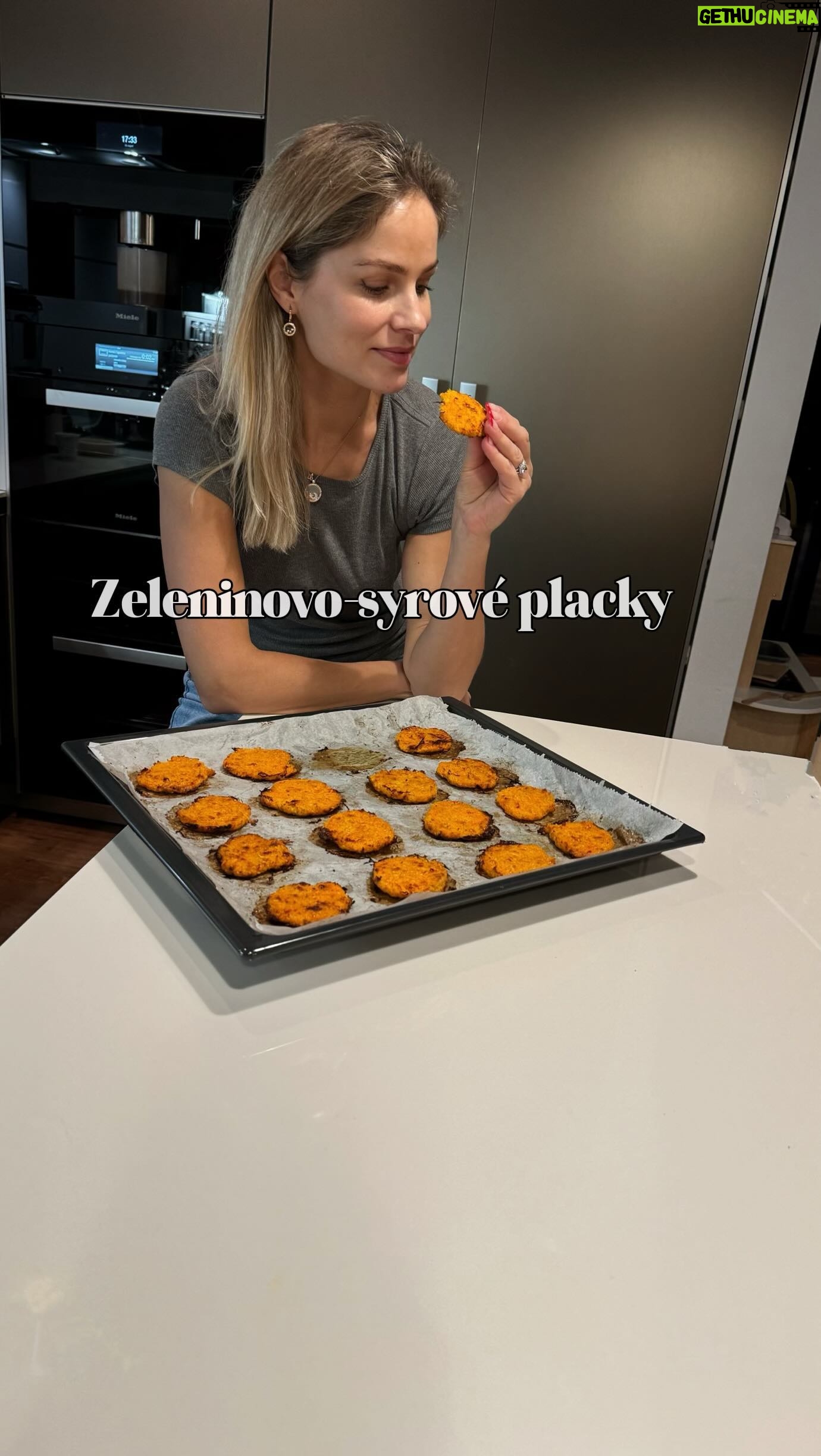 Ivana Surovcová Instagram - Zeleninovo-syrové placky zaručene pochutia každému🙃 Potrebujeme: 4ks mrkva 1/4 zeler 1 batát 5-6 lyžíc pomletých ovsených vločiek Cca 120g tvrdý syr ( pouzila som mozzarella, gouda) 2 vajíčka 1 strucik cesnaku Kurkuma, majoran, sol, mleta rasca Zeleninu a syr nastruhame. Vsetko spolu zmiesame, vytvorime placky. Potrieme olejom a šup do rúry. Pecieme 40minut na 180’C ( po 30 minutach otocime) Dobrú chuť!😋 #recepty #placky #zdraverecepty ecepty #healthyfood