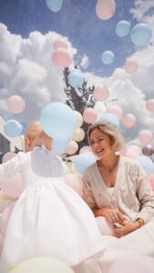 Ivana Surovcová Instagram - Ten jeden výnimočný deň v roku, kedy okrem narodenia našich dcér oslavujeme aj vďačnosť za rodinu, lásku a dlhoročné priateľstvá ✨ Ďakujem za splnenie predstáv @balonikovysvet Za vybornu tortu a zákusky v princeznovskom style @lollipops_s.r.o Za realne princezne, skvely program pre deticky @supershowsk Za vtipnú show @bublinar.mrbubble Lebo ten smiech a štastné očká detí sú najviac❤️ #birthdayparty