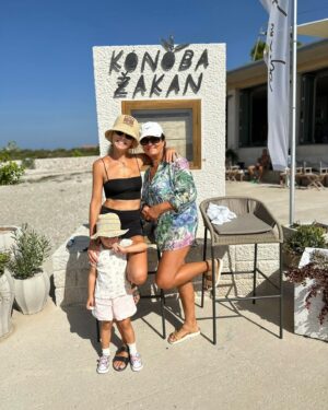 Ivana Surovcová Instagram - Milá moja maminka,

zvykla si mi vravieť, že raz príde deň, keď vyrastiem a už ťa nebudem tak veľmi potrebovať. Je pravda, že ten deň nastal. Vyrástla som a žijem svoj vlastný život. 

Ale nemohla si sa viac mýliť v tom, že moja potreba mať ťa nablízku raz pominie. 

Nie sú zranenia, ktoré by tvoja prítomnosť nedokázala liečiť a ťažšie dni, do ktorých by si nevniesla slnko a nádej, že bude zase lepšie. 

Aj keď máme každá svoju domácnosť a bývame v inom meste. Ty budeš vždy mojím domovom a bezpečným prístavom. 

Neviem, čo mi život ešte prinesie. Ale s istotou viem, že ťa nikdy neprestanem potrebovať ❤️

Krásny sviatok všetkým matkám.🫶🏻

#mothersday