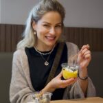 Ivana Surovcová Instagram – Teraz sa v Shell Café oplatí zastaviť ešte viac ako doteraz ✋🏻
Okrem skvelej kávy si môžte dopriať 7 sviežich noviniek nie len pre vegánov/vegetariánov. Ale pre všetkých milovníkov zdravého a výživného jedla 🥗🥑🥥🥭
Či už cestujete krížom cez celú republiku alebo len pozrieť kamoša do vedľajšieho mesta. Je super sa zastaviť na chutné a zdravé jedlo, keď vás prepadne hlad.
To ale neznamená, že na hot-dogy na Shellke musíte úplne zanevrieť 🌭😝

#CerpacieStaniceShell #Shellka #ShellCafe #OplatiSaZastavit *ad