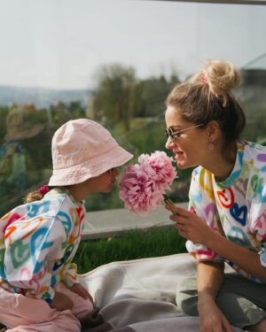 Ivana Surovcová Instagram - Obrovským šťastím je pre mňa sledovať ako tieto dve dievčatká spolu rastú a predstavovať si, kým sa asi raz stanú. 

Možno bude mať každá svoju rodinu a možno aj nie. Možno vyletia do sveta s túžbou spoznať ho celý a možno nájdu svoje šťastie doma. Možno budú žiť život blízky tým našim snom a možno si vysnívajú svoje vlastné. 

Na tom nezáleží. 

Prajem si len, nech vyrastú do vľúdneho a láskavého sveta. Do sveta, kde sa nebudú báť vysloviť svoj názor nahlas aj vo chvíli, keď možno nebude patriť k  populárnym. 

Verím, že im pomôžeme vysnívať budúcnosť, v ktorej budú môcť byť takými akými byť túžia a hlavne, že tu budú vždy jedna pre druhú 🌸

Pre mnozstvo otazok doplnam👉🏼outfity su z @bambinifashion a ak by Vas cokolvek zo stranky zaujalo, mam pre Vas 30% zlavu, kod:ivana 💫