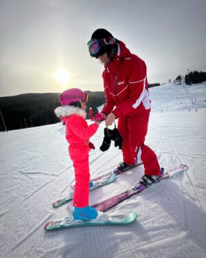 Ivana Surovcová Instagram - Rodinne lyzovanie😅🎿

#familyskiing #familytime