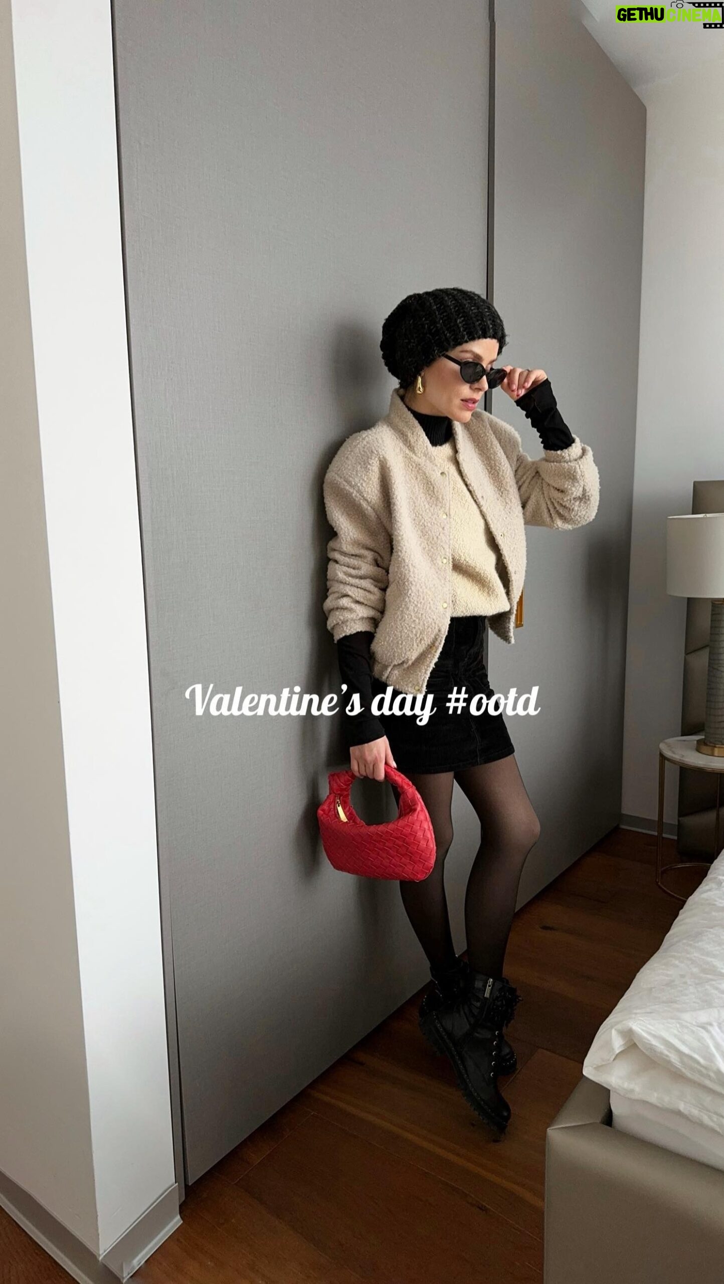 Ivana Surovcová Instagram - Môj včerajší valentínsky #ootd bol v znamení #hlavnepohodlne a nechybala ani cervena farba. Bunda @shopmojamoja Rolak @balenciaga Sukna @lindexofficial Pancucky @calzedonia Topanky @liujo Okuliare @amazon #valentinesdayoutfit #fashion #style #styleinspo