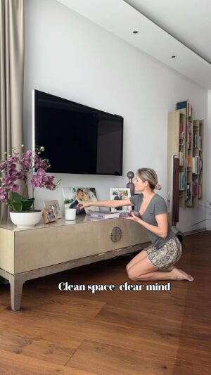 Ivana Surovcová Instagram - Clean space equals a clear mind💆🏼‍♀️
Moja psychohygiena-jarné upratovanie

#asmr #cleaningmotivation #stressrelief #endorphins