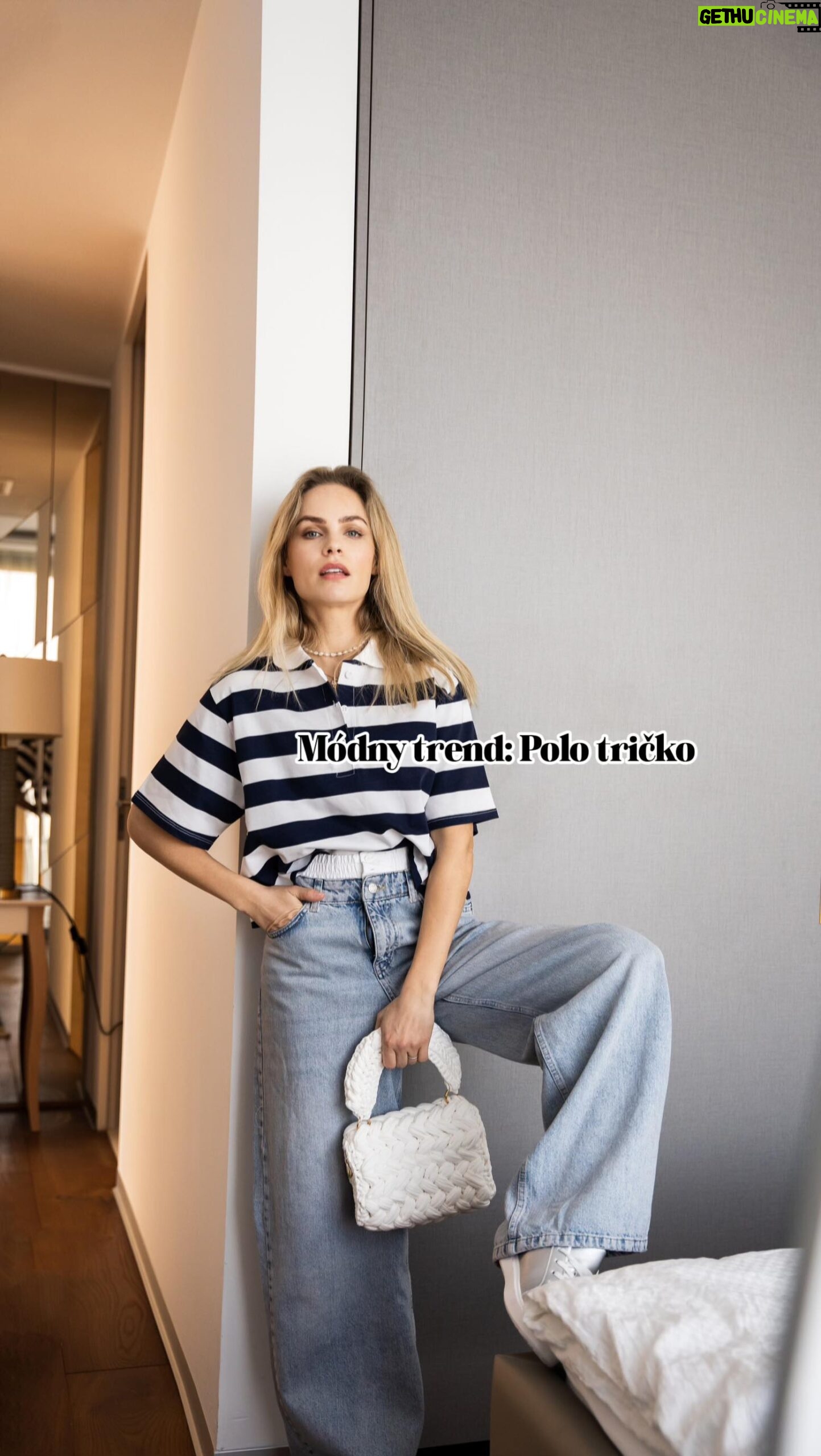 Ivana Surovcová Instagram - Polo tričko s oversized strihom môžete nastylovať hneď na niekoľko spôsobov. Voľný strih vám dodá pohodlie a ak k nemu doplníte voľné džínsy, získate ležérny outfit: 1. look Polo tričko s krátkym strihom môžete ľahko zapraviť do nohavíc, vďaka čomu vytvoríte siluetu. 2. look Ak je polokošeľa v rugby štýle naozaj voľných rozmerov alebo ste si ju požičali z partnerovho šatníka, pomôže vám, keď ju nariasite. Vyhrňte si rukávy a tiež vyskúšajte zapravenie z jednej strany. Voľné džínsy môžete vymeniť aj za úzke pre viac definovanú siluetu postavy. 3. look Vyberte si model polokošele s kreatívnym detailom. Košeľové ukončenie z kontrastného materiálu pridá zaujímavý efekt. Ak Vás zaujalo niektoré z polo tričiek, napíšte mi koment a do správy Vám pošlem kde ho zoženiete☺️🫶🏻 #fashiontrends #polotshirt #springtrends #fashion