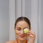 Ivana Surovcová Instagram - Leto s #nespresso bude mať farbu mandariniek a jeho chuť ťa prenesie do atmosféry stredomorskej riviéry 🍊🌊 Vďaka novej limitovanej edícii Nespresso x Pantone Summer budú tvoje letné spomienky vznikať vo flip-flopoch s tou najlahodnejšou kávou v ruke 😉 Tak nech stoja za to! Lebo leto pomaly volá a ja musím ísť 🧡😎 @nespresso.sk #SummerWithNespresso #NespressoOverIce #SummerMemories