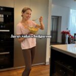 Ivana Surovcová Instagram - Po veľkonočnom hodovaní jeden chutný, jarný šalát s bulgurom na odľahčenie 👩🏼‍🍳 🥗 🌾 Bulgur mám rada pre jeho jemne orieškovú chuť a perfektne sa hodí pre rýchlu kuchyňu. Okrem toho má množstvo benefitov - je bohatý na vlákninu, bielkoviny, vitamíny a minerály. Pomáha pri trávení a reguluje hladinu cukru v krvi ☝🏻 Tak poďme na ingrediencie: 2 šálky bulguru (uvariť podľa návodu - ja som dala štipku soli, trochu oleja. Povarila 2-3min a nechala 15-20min odstáť pod pokrievkou) 5-6 cherry paradajok cíbiky z jarnej cibuľky / pažítka Na zálievku: petržlenová vňať ( mala som len zelerovú, ale aj tá bola super) olej - použila som olivový a trochu ryžového šťava z malého citrónu soľ Zálievku rozmixovať, ak by sa zdala príliš hustá, môžte pridať trochu teplej vody a zmiešať k ostatným ingredienciám. U nás si pochutili všetci členovia domácnosti, tak dajte vedieť, či mal úspech aj u vás 🤗