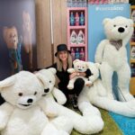 Ivana Surovcová Instagram - Toto je sen každého dieťaťa 🤍aspoň tie moje by som domov odtiaľto len ťažko dostala 🧸 Verili by ste, že na Slovensku používa aviváž do prania len 52% ľudí?🫧 Lebo ja som doteraz žila v ilúzií, že to s jej používaním skôr preháňame 🙋🏼‍♀️ Veď je niečo lepšie ako čerstvo vypraná voňavá bielizeň?🤌🏻 Zastavte sa dnes, zajtra alebo pozajtra v Eurovei na tomto voňavom evente (10:00-21:00) a okrem množstva informácií a súťaže, zistíte aj to aké farby sa vám hodia a ktoré vône sú pre vás tie najvhodnejšie. 🧸 Mňa by zaujímalo, čo je pre Vás dôležité pri výbere - cena, vôňa, zloženie, účinky alebo značka aviváže? 🫧 @coccolino_czsk