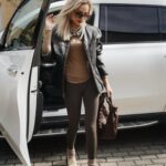 Ivana Surovcová Instagram - Vintage v hlavnej úlohe🫶🏻 Dlho som hladala takyto oversized strih kozenej bundy a este v hnedej farbe. Sačilo otvoriť mužovu skrinu. Už je moja 🫠 Aj vy chodite takto nakupovat oblečko?🤫 #vintage #vintageclothing #fashion