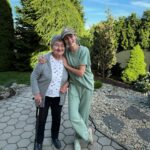 Ivana Surovcová Instagram - Radosti dnešného dňa🫶🏻 1. Spoločné chvíle s babičkou 2. Bella zahradníčka 3.Jar- fascinuje ma vsetko kvitnuce 4. Spoznávanie roznych vôní🌷 5. Najkrajšia kytička zo záhradky od maminy❤️
