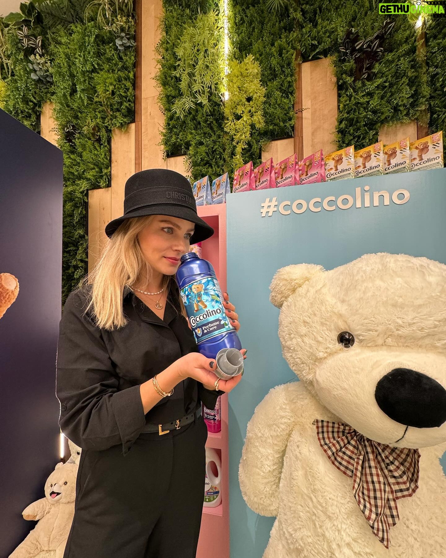 Ivana Surovcová Instagram - Toto je sen každého dieťaťa 🤍aspoň tie moje by som domov odtiaľto len ťažko dostala 🧸 Verili by ste, že na Slovensku používa aviváž do prania len 52% ľudí?🫧 Lebo ja som doteraz žila v ilúzií, že to s jej používaním skôr preháňame 🙋🏼♀️ Veď je niečo lepšie ako čerstvo vypraná voňavá bielizeň?🤌🏻 Zastavte sa dnes, zajtra alebo pozajtra v Eurovei na tomto voňavom evente (10:00-21:00) a okrem množstva informácií a súťaže, zistíte aj to aké farby sa vám hodia a ktoré vône sú pre vás tie najvhodnejšie. 🧸 Mňa by zaujímalo, čo je pre Vás dôležité pri výbere - cena, vôňa, zloženie, účinky alebo značka aviváže? 🫧 @coccolino_czsk