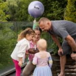 Ivana Surovcová Instagram - Naše čarovné dievčatko, dnes je tvoj veľký deň a ak by sme ti mohli dať len jeden darček, dali by sme ti možnosť aspoň na chvíľu ťa vidieť našimi očami. Aby si nikdy nezapochybovala o tom, že si láskavá. Aj keď sa rada občas na svet mračíš. Že si odvážna, aj keď sa najbezpečnejšie cítiš v mojom náručí. A najmä, že si výnimočná 💖 Možno vtedy by si najlepšie pochopila ako veľa pre nás znamenáš. Krásne narodeniny 💝 #bdaygirl