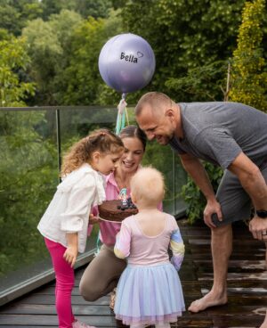 Ivana Surovcová Instagram - Naše čarovné dievčatko,

dnes je tvoj veľký deň a ak by sme ti mohli dať len jeden darček, dali by sme ti možnosť aspoň na chvíľu ťa vidieť našimi očami. 

Aby si nikdy nezapochybovala o tom, že si láskavá. Aj keď sa rada občas na svet mračíš. 

Že si odvážna, aj keď sa najbezpečnejšie  cítiš v mojom náručí. 

A najmä, že si výnimočná 💖 

Možno vtedy by si najlepšie pochopila ako veľa pre nás znamenáš. 

Krásne narodeniny 💝
#bdaygirl