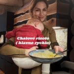 Ivana Surovcová Instagram - Najmladší jedák odporúča( viď konec videa)😅 Chatové kreácie, čo najrýchlejšie a čo chladnička dala🫠 Potrebujeme: -ryža -2 papriky -1 malá cibula -zavarana kukurica -maslo -parmezán -poloostiepok neudeny -detske kari Táto kombinácia chutí bola.👌🏼Jedli sme to aj s nasou domacou kyslou kapustou. Vyskúšajte!