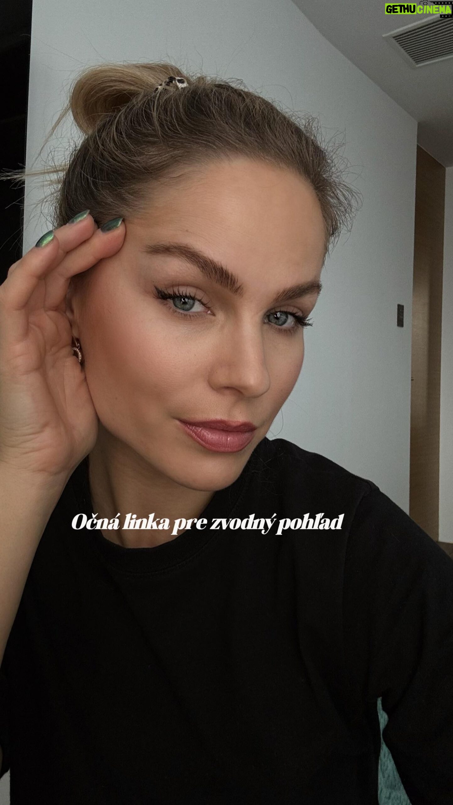 Ivana Surovcová Instagram - Očnú linku si nenanášam na celé oko, pretože mojmu tvaru nesvedci.(oko mi padne a prida roky navyse) Zvýrazním len koniec a špiralou mihalnice vytocim von. Momentalne pouzivam tekutu ocnu linku s praktickym ceruzkovym aplikatorom od @yvesrocherslovensko Ako si ju nanasate vy? #makeup #eyeliner #styleofeyeliner