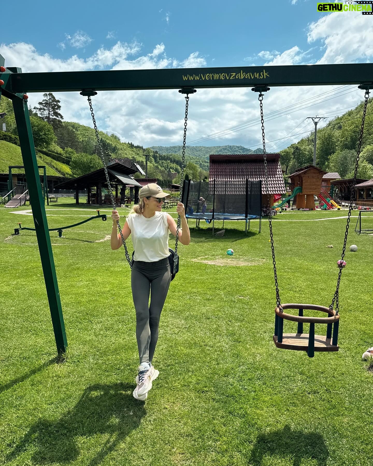 Ivana Surovcová - 6.6K Likes - Na odporúčanie jednej z Vas sme dnes navštívili @okrasnerybnikyremata a musím povedať, že to bolo prenádherné. Kŕmenie zvieratok, skvelé preliezky a velmi chutné jedlo. 🫶🏻
Tak si podme vytvorit pod tento post viac takych odporucani pre nas vsetky a napiste do komentu, ktore miesto sa oplati navstivit s detmi🙏🏼 Nezabudnite si post ulozit a tak sa k nemu vzdy rychlo vratite🙃