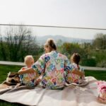 Ivana Surovcová Instagram – Obrovským šťastím je pre mňa sledovať ako tieto dve dievčatká spolu rastú a predstavovať si, kým sa asi raz stanú.
Možno bude mať každá svoju rodinu a možno aj nie. Možno vyletia do sveta s túžbou spoznať ho celý a možno nájdu svoje šťastie doma. Možno budú žiť život blízky tým našim snom a možno si vysnívajú svoje vlastné.
Na tom nezáleží.
Prajem si len, nech vyrastú do vľúdneho a láskavého sveta. Do sveta, kde sa nebudú báť vysloviť svoj názor nahlas aj vo chvíli, keď možno nebude patriť k populárnym.
Verím, že im pomôžeme vysnívať budúcnosť, v ktorej budú môcť byť takými akými byť túžia a hlavne, že tu budú vždy jedna pre druhú 🌸
Pre mnozstvo otazok doplnam👉🏼outfity su z @bambinifashion a ak by Vas cokolvek zo stranky zaujalo, mam pre Vas 30% zlavu, kod:ivana 💫