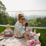 Ivana Surovcová Instagram – Obrovským šťastím je pre mňa sledovať ako tieto dve dievčatká spolu rastú a predstavovať si, kým sa asi raz stanú.
Možno bude mať každá svoju rodinu a možno aj nie. Možno vyletia do sveta s túžbou spoznať ho celý a možno nájdu svoje šťastie doma. Možno budú žiť život blízky tým našim snom a možno si vysnívajú svoje vlastné.
Na tom nezáleží.
Prajem si len, nech vyrastú do vľúdneho a láskavého sveta. Do sveta, kde sa nebudú báť vysloviť svoj názor nahlas aj vo chvíli, keď možno nebude patriť k populárnym.
Verím, že im pomôžeme vysnívať budúcnosť, v ktorej budú môcť byť takými akými byť túžia a hlavne, že tu budú vždy jedna pre druhú 🌸
Pre mnozstvo otazok doplnam👉🏼outfity su z @bambinifashion a ak by Vas cokolvek zo stranky zaujalo, mam pre Vas 30% zlavu, kod:ivana 💫