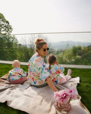 Ivana Surovcová Instagram - Obrovským šťastím je pre mňa sledovať ako tieto dve dievčatká spolu rastú a predstavovať si, kým sa asi raz stanú. 

Možno bude mať každá svoju rodinu a možno aj nie. Možno vyletia do sveta s túžbou spoznať ho celý a možno nájdu svoje šťastie doma. Možno budú žiť život blízky tým našim snom a možno si vysnívajú svoje vlastné. 

Na tom nezáleží. 

Prajem si len, nech vyrastú do vľúdneho a láskavého sveta. Do sveta, kde sa nebudú báť vysloviť svoj názor nahlas aj vo chvíli, keď možno nebude patriť k  populárnym. 

Verím, že im pomôžeme vysnívať budúcnosť, v ktorej budú môcť byť takými akými byť túžia a hlavne, že tu budú vždy jedna pre druhú 🌸

Pre mnozstvo otazok doplnam👉🏼outfity su z @bambinifashion a ak by Vas cokolvek zo stranky zaujalo, mam pre Vas 30% zlavu, kod:ivana 💫