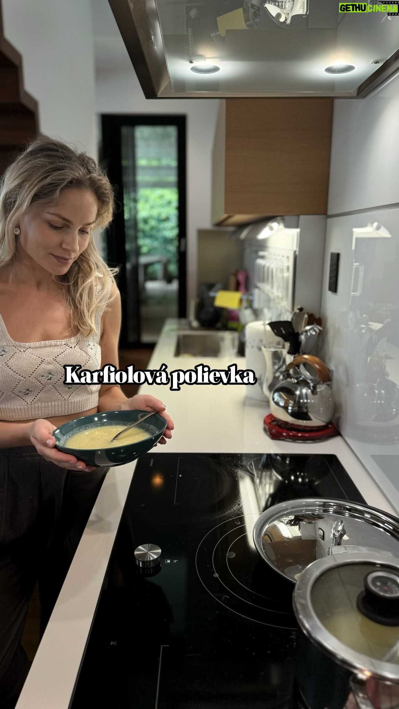 Ivana Surovcová Instagram - Naša najobľúbenejšia karfiolová polievka😋 Čo potrebujete? 1/2 póru 2 strúčiky cesnaku 1 malý karfiol 1/4 petržlenu 4 malé zemiaky soľ, kurkuma, drvená rasca Dobrú chuť!👌🏼 #karfiolovapolievka #souprecipe #cauliflowerrecipes #cauliflowersoup