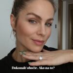 Ivana Surovcová Instagram - Trik na úpravu obočia, ktorý používam roky. Využívala som ho na každej tanečnej súťaži, pretože v tom čase sme nemali také vymoženosti ako sú v dnešnej dobe🙃 Takže ak Vás trápi neposlušné obočie, vyskúšajte 👌🏼 Použila som: Dipbrow Pomade , farba Taupe @anastasiabeverlyhills (štetec od tej istej značky) #eyebrows #eyebrowshaping #eyebrowtutorial