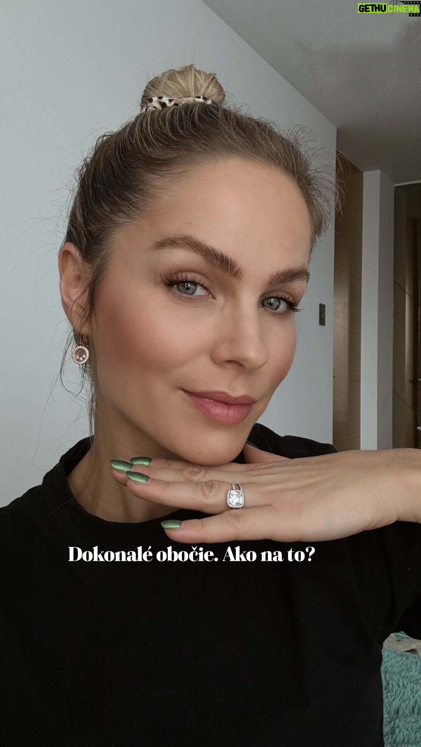 Ivana Surovcová Instagram - Trik na úpravu obočia, ktorý používam roky. Využívala som ho na každej tanečnej súťaži, pretože v tom čase sme nemali také vymoženosti ako sú v dnešnej dobe🙃 Takže ak Vás trápi neposlušné obočie, vyskúšajte 👌🏼 Použila som: Dipbrow Pomade , farba Taupe @anastasiabeverlyhills (štetec od tej istej značky) #eyebrows #eyebrowshaping #eyebrowtutorial