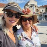 Ivana Surovcová Instagram - Milá moja maminka, zvykla si mi vravieť, že raz príde deň, keď vyrastiem a už ťa nebudem tak veľmi potrebovať. Je pravda, že ten deň nastal. Vyrástla som a žijem svoj vlastný život. Ale nemohla si sa viac mýliť v tom, že moja potreba mať ťa nablízku raz pominie. Nie sú zranenia, ktoré by tvoja prítomnosť nedokázala liečiť a ťažšie dni, do ktorých by si nevniesla slnko a nádej, že bude zase lepšie. Aj keď máme každá svoju domácnosť a bývame v inom meste. Ty budeš vždy mojím domovom a bezpečným prístavom. Neviem, čo mi život ešte prinesie. Ale s istotou viem, že ťa nikdy neprestanem potrebovať ❤️ Krásny sviatok všetkým matkám.🫶🏻 #mothersday