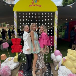 Ivana Surovcová Instagram - Náš prvý event u susedov po niekolkych rokoch.
A bol nesmierne sladky🍬
Dakujeme za pozvanie @jojo_czsk