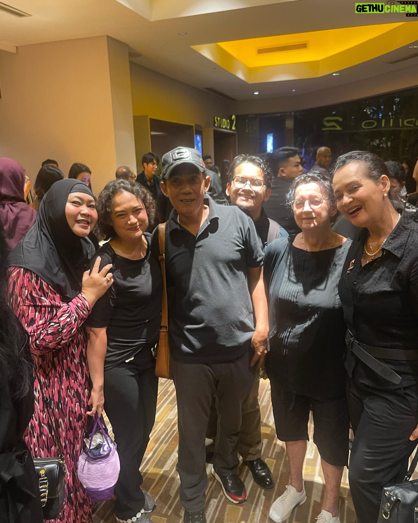 Ivanka Suwandi Instagram - Congratulation for great film @sinemaku.pictures @inarahsyarafina @umayshahab and producer @prillylatuconsina96 mba Yahni πππTEMURUN unik, tegang, sedih, miris, drama horor thriller ππππ. Great work script by @vontiansuwandi keep the spirit. πβ¦β¦πππππ. Best act my sis @karina.suwandi81 great act @yasaminjasem love it so much. Also very good act other cast team all involved it will be very well noticed by audiences all hard work