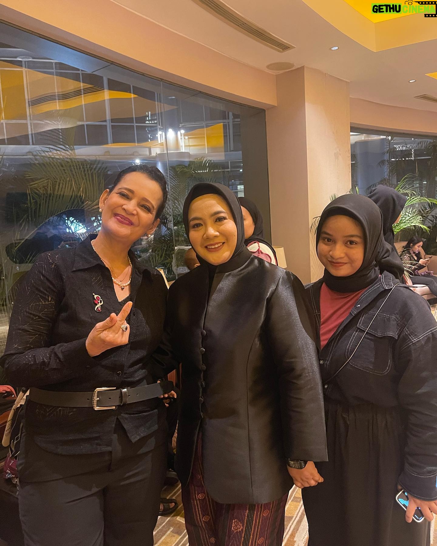 Ivanka Suwandi Instagram - Congratulation for great film @sinemaku.pictures @inarahsyarafina @umayshahab and producer @prillylatuconsina96 mba Yahni πππTEMURUN unik, tegang, sedih, miris, drama horor thriller ππππ. Great work script by @vontiansuwandi keep the spirit. πβ¦β¦πππππ. Best act my sis @karina.suwandi81 great act @yasaminjasem love it so much. Also very good act other cast team all involved it will be very well noticed by audiences all hard work