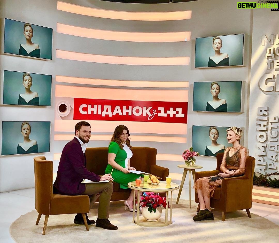 Ivanna Sakhno Instagram - Good Morning Ukraine🌻