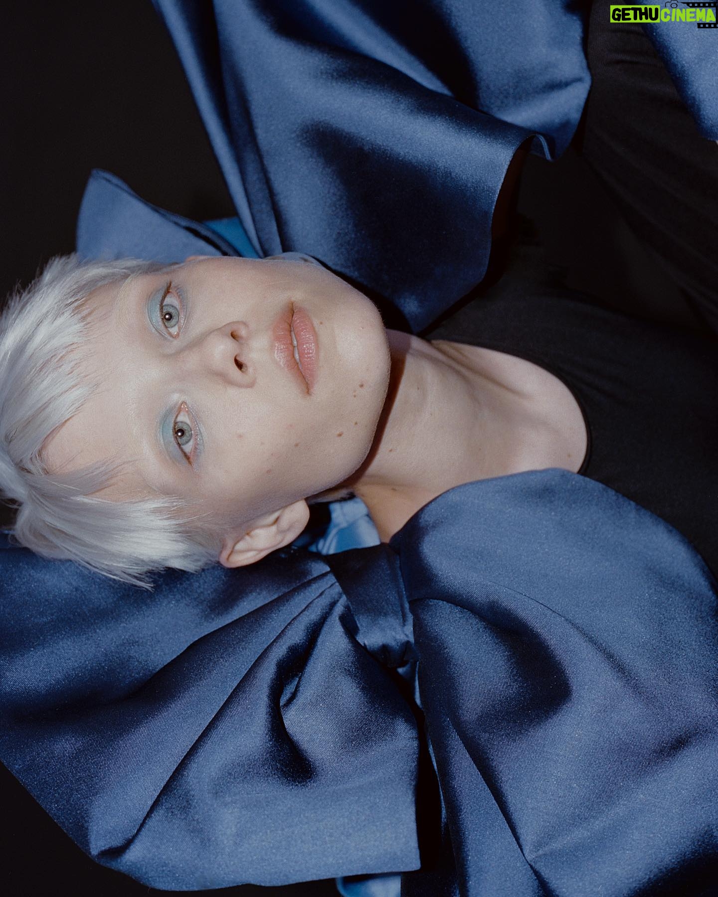 Ivanna Sakhno - 10.6K Likes - 🦋L’Officiel🦋
for this month’s issue, i got to collaborate with my dear, brilliant friend @kittycitykid and a group of magnificent creatures.
i love you. thank you.
this is a special one. <3
full story & essay on stands now.
creative director: Lulu Yao Gioiello
photo: Alyona Kuzmina
style: Stefania Chekalina
hair: Taichi Saito
make-up: Akiko Owada
video: Gary Bardizbanian
assistant stylist: Daniel Chery