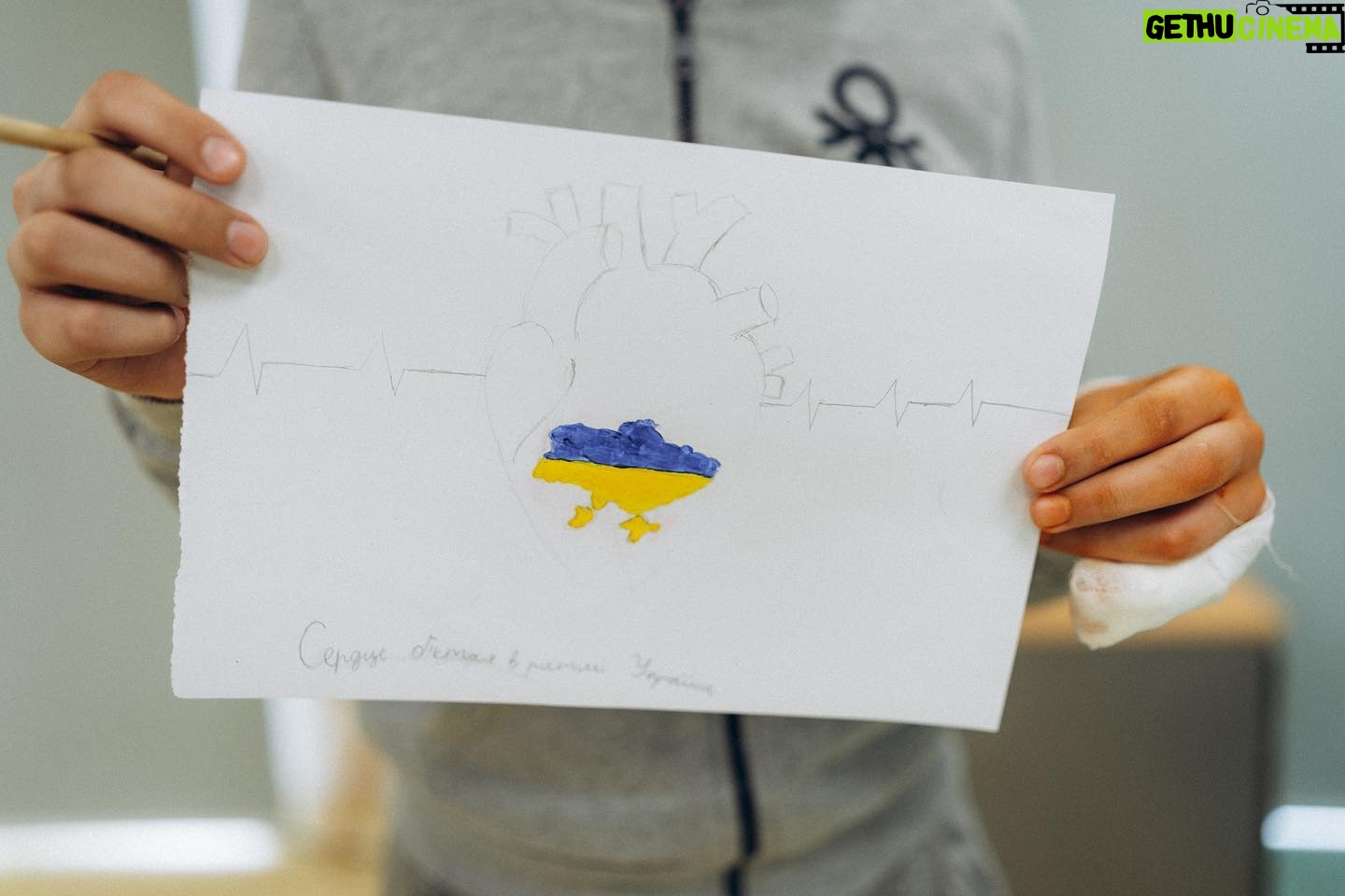 Ivanna Sakhno Instagram - "The heart beats in the rhythm of Ukraine" is written on the picture of Hryhoriy, a small patient of the Okhmatdyt hospital. He drew it together with our new ambassador, Ivanna Sakhno, who visited the injured children today. "I learned a lot of painful stories experienced by children. But I also saw a lot of courage and willpower with which kids overcome difficulties," Ivanna said. Ivanna also took another picture painted for her as a gift. It depicts the Carpathians, where the actress' mother is from. And the drawings she made with young patients will later be sent to schools in Ukraine rebuilt under UNITED24 with her help. Help our ambassador restore the school in Buzova village. #united24 #thepoweroffreedom «Серце б’ється в ритмі України» написано на малюнку Григорія, маленького пацієнта лікарні «Охматдит». Він намалював його разом із нашою новою амбасадоркою Іванною Сахно, яка сьогодні завітала до поранених дітей. «Я дізналась безліч болісних історій, які пережила малеча. Але я також побачила багато відваги та сили волі, з якими діти долають труднощі», — поділилась враженнями Іванна. З собою Іванна забрала подарунок — картину, намальовану для неї. На полотні зображені Карпати, звідки родом мама акторки. А малюнки, які вона зробила разом з маленькими пацієнтами, згодом передадуть у відбудовані школи України. Адже саме ними опікується Іванна в межах співпраці з UNITED24. Допоможіть нашій амбасадорці швидше відбудувати школу в селі Бузова.