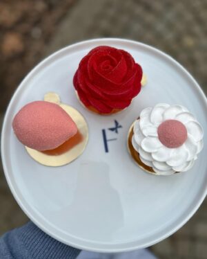 Iveta Fabešová Instagram - Naše zamilovaná vitrína:) #if #ivetafabesova #pastry #pastrylove❤️