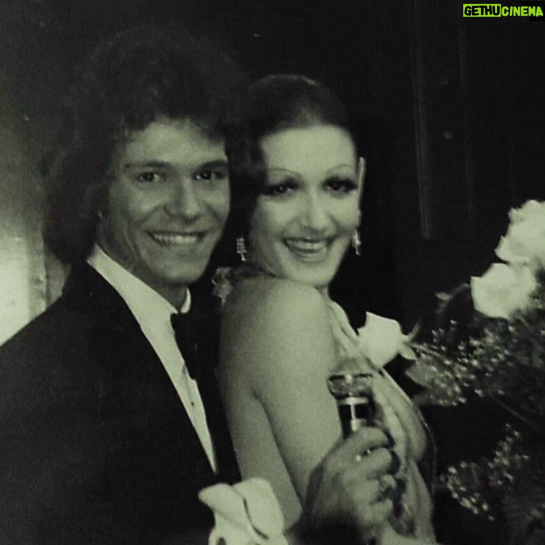 Ivonne Coll Instagram - Aquí en los años 70 junto a mi querido amigo Papote Varet. Here in the 1970's in Puerto Rico with my dear friend Papote Varet. #veddette#singerdancer #unachicallamadaivonnecolltvshow #PapoteprincipaldancertoIrisChacon