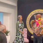 Ivonne Coll Instagram – Recibí un homenaje en mi pueblo de Fajardo Puerto Rico, donde se ha creado un museo de las artes. Se llama Casa Cultural Joaquin Mouliert, donde también están mis retratos y las de muchos otros artistas prominentes kariduros.
El honorable alcalde José Anibal Meléndez Mendez me otorgó una bella canasta de flores junto a otros obsequios otorgados por otros miembros del pueblo hacia mi. Me encontré con Anita Ferrero, quien está conmigo en la primera foto. Yo llevé la fotografía de cuando ambas teníamos un año y medio en casa de titi Panchita en Fajardo posando yo en mi culero y mi flor de amapola en la cabeza y ella con su pañuelo español.

Me galardonaron con fotos y placas de reconocimiento y con flores vivas como gardenias y orquídeas, ya las cuales ya replanté! 

En el evento se encontraba también Paquitin, con quien me di mi primer beso de niña y mis primas postizas de pueblo, Lizzy y Madeleine Hones.

Fue un placer encontrarme con la primera dama del pueblo, la querida madre del alcalde. Y fue un honor que el niño de 10 años estudiante de arte, Joel Flores Candelario, me obsequiara con una de sus obras hecha para mi, la cual enmarcaré muy pronto.

Al final me pusieron la música de “Una Chica Llamada Ivonne Coll”, mi tema musical de mi programa de televisión de los años 70 porque me he dado cuenta que nunca dejaré de ser la chica tropical para esa generación de antes, aunque para la de ahora sea Abuela.

#puertorico #myhometownpayshomagetome #Fajardo