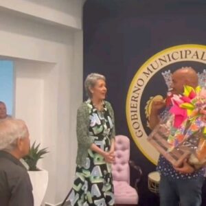 Ivonne Coll Instagram - Recibí un homenaje en mi pueblo de Fajardo Puerto Rico, donde se ha creado un museo de las artes. Se llama Casa Cultural Joaquin Mouliert, donde también están mis retratos y las de muchos otros artistas prominentes kariduros.
El honorable alcalde José Anibal Meléndez Mendez me otorgó una bella canasta de flores junto a otros obsequios otorgados por otros miembros del pueblo hacia mi. Me encontré con Anita Ferrero, quien está conmigo en la primera foto. Yo llevé la fotografía de cuando ambas teníamos un año y medio en casa de titi Panchita en Fajardo posando yo en mi culero y mi flor de amapola en la cabeza y ella con su pañuelo español.

Me galardonaron con fotos y placas de reconocimiento y con flores vivas como gardenias y orquídeas, ya las cuales ya replanté! 

En el evento se encontraba también Paquitin, con quien me di mi primer beso de niña y mis primas postizas de pueblo, Lizzy y Madeleine Hones.

Fue un placer encontrarme con la primera dama del pueblo, la querida madre del alcalde. Y fue un honor que el niño de 10 años estudiante de arte, Joel Flores Candelario, me obsequiara con una de sus obras hecha para mi, la cual enmarcaré muy pronto.

Al final me pusieron la música de "Una Chica Llamada Ivonne Coll", mi tema musical de mi programa de televisión de los años 70 porque me he dado cuenta que nunca dejaré de ser la chica tropical para esa generación de antes, aunque para la de ahora sea Abuela.

#puertorico #myhometownpayshomagetome #Fajardo