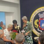Ivonne Coll Instagram - Recibí un homenaje en mi pueblo de Fajardo Puerto Rico, donde se ha creado un museo de las artes. Se llama Casa Cultural Joaquin Mouliert, donde también están mis retratos y las de muchos otros artistas prominentes kariduros. El honorable alcalde José Anibal Meléndez Mendez me otorgó una bella canasta de flores junto a otros obsequios otorgados por otros miembros del pueblo hacia mi. Me encontré con Anita Ferrero, quien está conmigo en la primera foto. Yo llevé la fotografía de cuando ambas teníamos un año y medio en casa de titi Panchita en Fajardo posando yo en mi culero y mi flor de amapola en la cabeza y ella con su pañuelo español. Me galardonaron con fotos y placas de reconocimiento y con flores vivas como gardenias y orquídeas, ya las cuales ya replanté! En el evento se encontraba también Paquitin, con quien me di mi primer beso de niña y mis primas postizas de pueblo, Lizzy y Madeleine Hones. Fue un placer encontrarme con la primera dama del pueblo, la querida madre del alcalde. Y fue un honor que el niño de 10 años estudiante de arte, Joel Flores Candelario, me obsequiara con una de sus obras hecha para mi, la cual enmarcaré muy pronto. Al final me pusieron la música de "Una Chica Llamada Ivonne Coll", mi tema musical de mi programa de televisión de los años 70 porque me he dado cuenta que nunca dejaré de ser la chica tropical para esa generación de antes, aunque para la de ahora sea Abuela. #puertorico #myhometownpayshomagetome #Fajardo