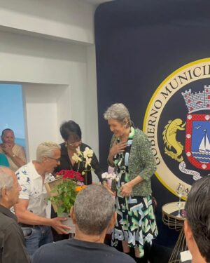 Ivonne Coll Instagram - Recibí un homenaje en mi pueblo de Fajardo Puerto Rico, donde se ha creado un museo de las artes. Se llama Casa Cultural Joaquin Mouliert, donde también están mis retratos y las de muchos otros artistas prominentes kariduros.
El honorable alcalde José Anibal Meléndez Mendez me otorgó una bella canasta de flores junto a otros obsequios otorgados por otros miembros del pueblo hacia mi. Me encontré con Anita Ferrero, quien está conmigo en la primera foto. Yo llevé la fotografía de cuando ambas teníamos un año y medio en casa de titi Panchita en Fajardo posando yo en mi culero y mi flor de amapola en la cabeza y ella con su pañuelo español.

Me galardonaron con fotos y placas de reconocimiento y con flores vivas como gardenias y orquídeas, ya las cuales ya replanté! 

En el evento se encontraba también Paquitin, con quien me di mi primer beso de niña y mis primas postizas de pueblo, Lizzy y Madeleine Hones.

Fue un placer encontrarme con la primera dama del pueblo, la querida madre del alcalde. Y fue un honor que el niño de 10 años estudiante de arte, Joel Flores Candelario, me obsequiara con una de sus obras hecha para mi, la cual enmarcaré muy pronto.

Al final me pusieron la música de "Una Chica Llamada Ivonne Coll", mi tema musical de mi programa de televisión de los años 70 porque me he dado cuenta que nunca dejaré de ser la chica tropical para esa generación de antes, aunque para la de ahora sea Abuela.

#puertorico #myhometownpayshomagetome #Fajardo